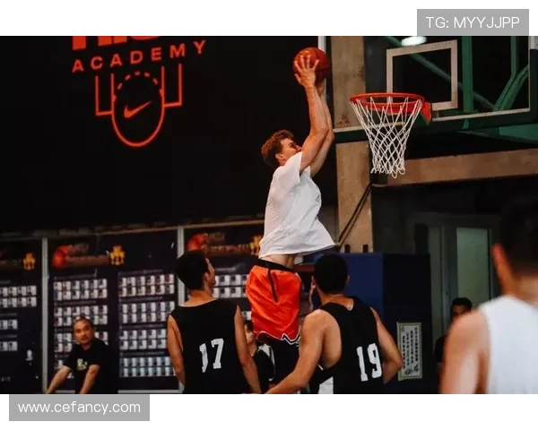 从街头到球场：欧洲杯明星球员的成长历程与幕后故事解析