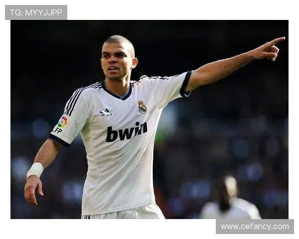 佩佩在防守站位上的独特策略助球队巩固后防，表现稳健值得关注