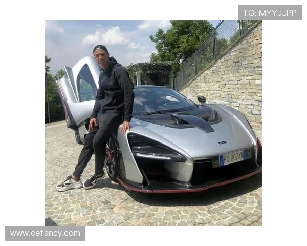 C罗又换豪车了，这车库看一眼钱包都要炸裂