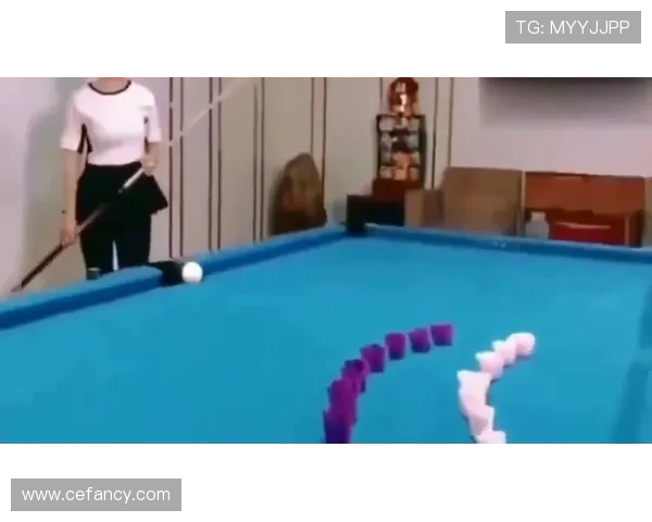 潘晓婷家的台球桌镶钻？